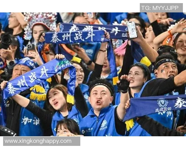 泰州首届苏超夺冠后迅速建设冠军奖杯打卡点吸引众多球迷前来留影